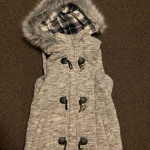Woman’s vest like new with removable hood for washing